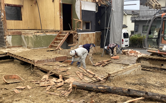 建物解体、廃材分別積み込み・搬出。（木くず・廃プラスチック・がれき）   