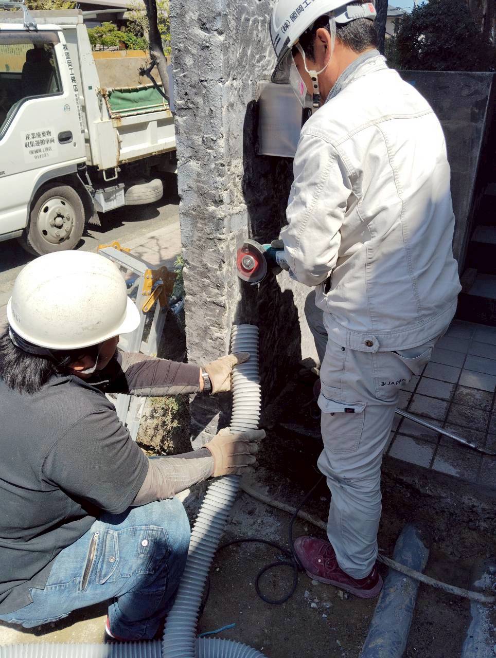 生駒市某所民家の駐車場改修工事に伴う、門柱の斫作業状況